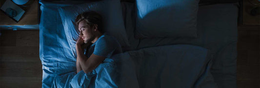 Você dorme, mas não descansa: o que comer (e o que evitar) para ter um sono de verdade